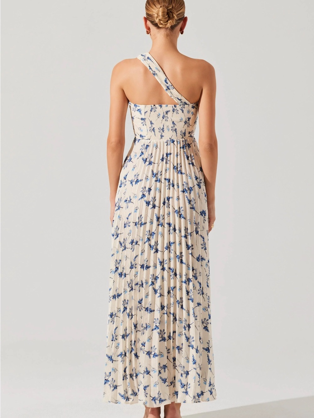 ASTR One-Shoulder Cream Maxi Dress with Blue Floral Print Victoria Secret - Picture 2 of 5